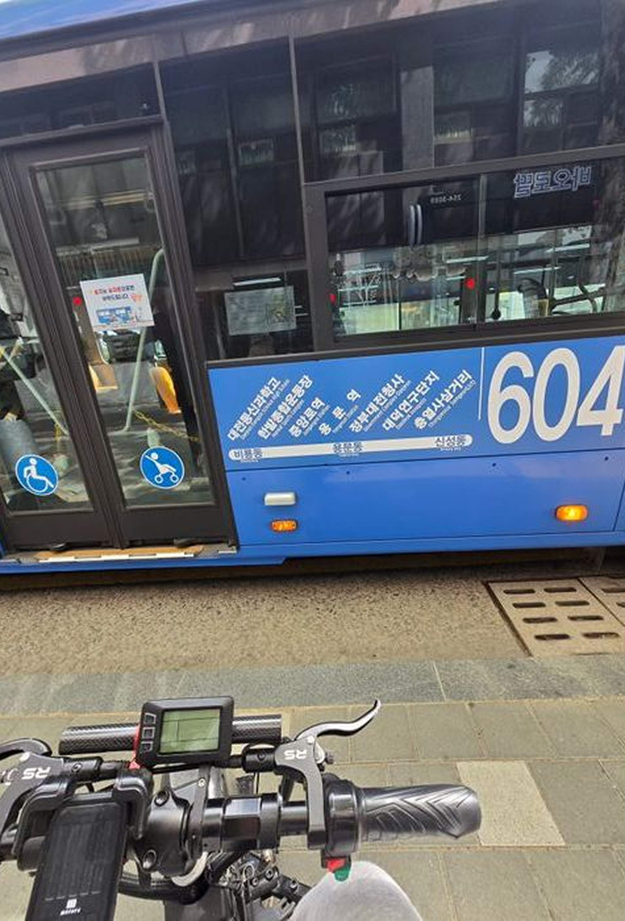 604번 파란 버스 옆면